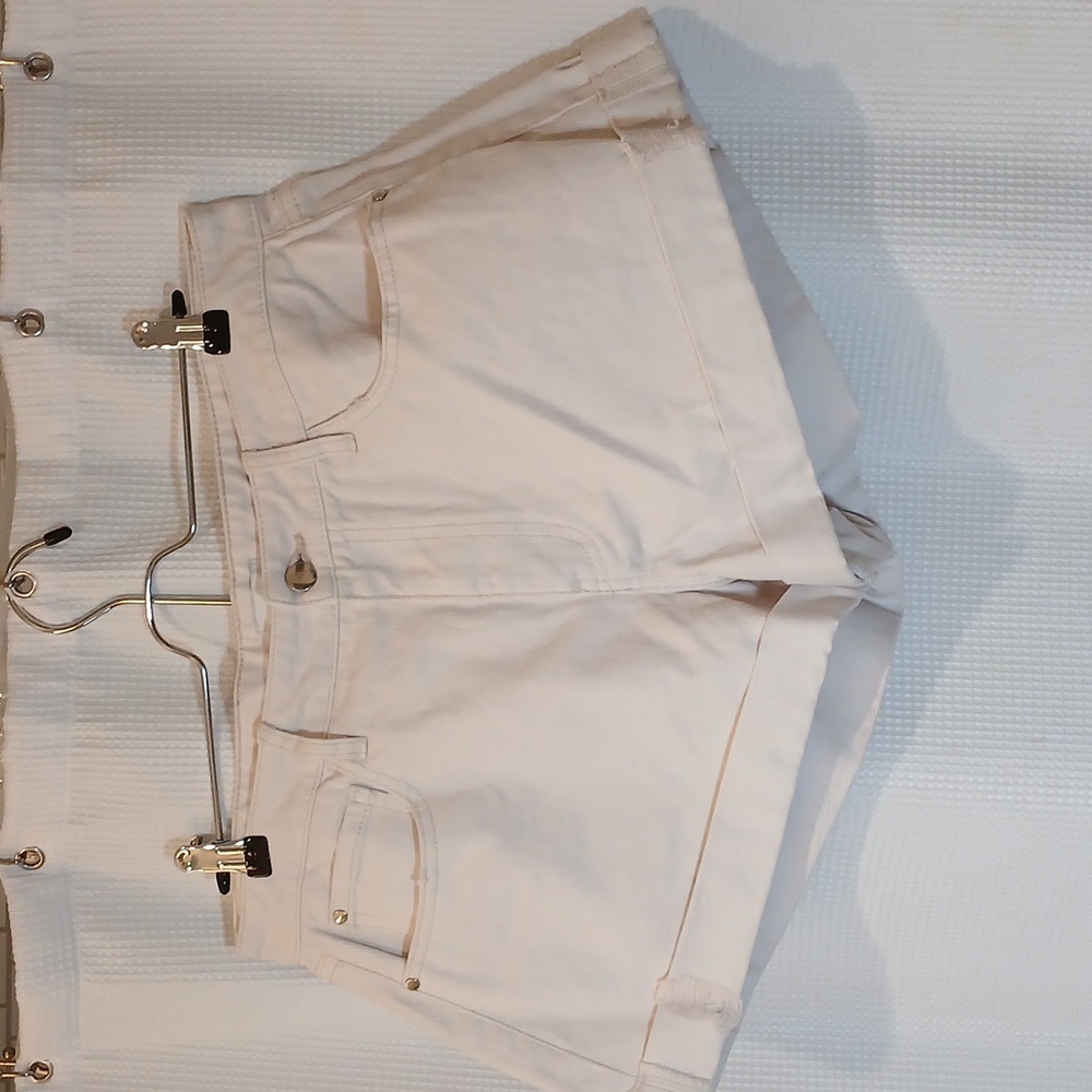 NWOT WEWOREWHAT Distressed Denim Shorts in Creamy White / Size 29